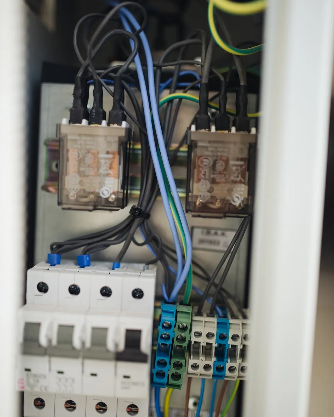 Interior de un cuadro eléctrico de vivienda con automáticos y cableado azul y marrón