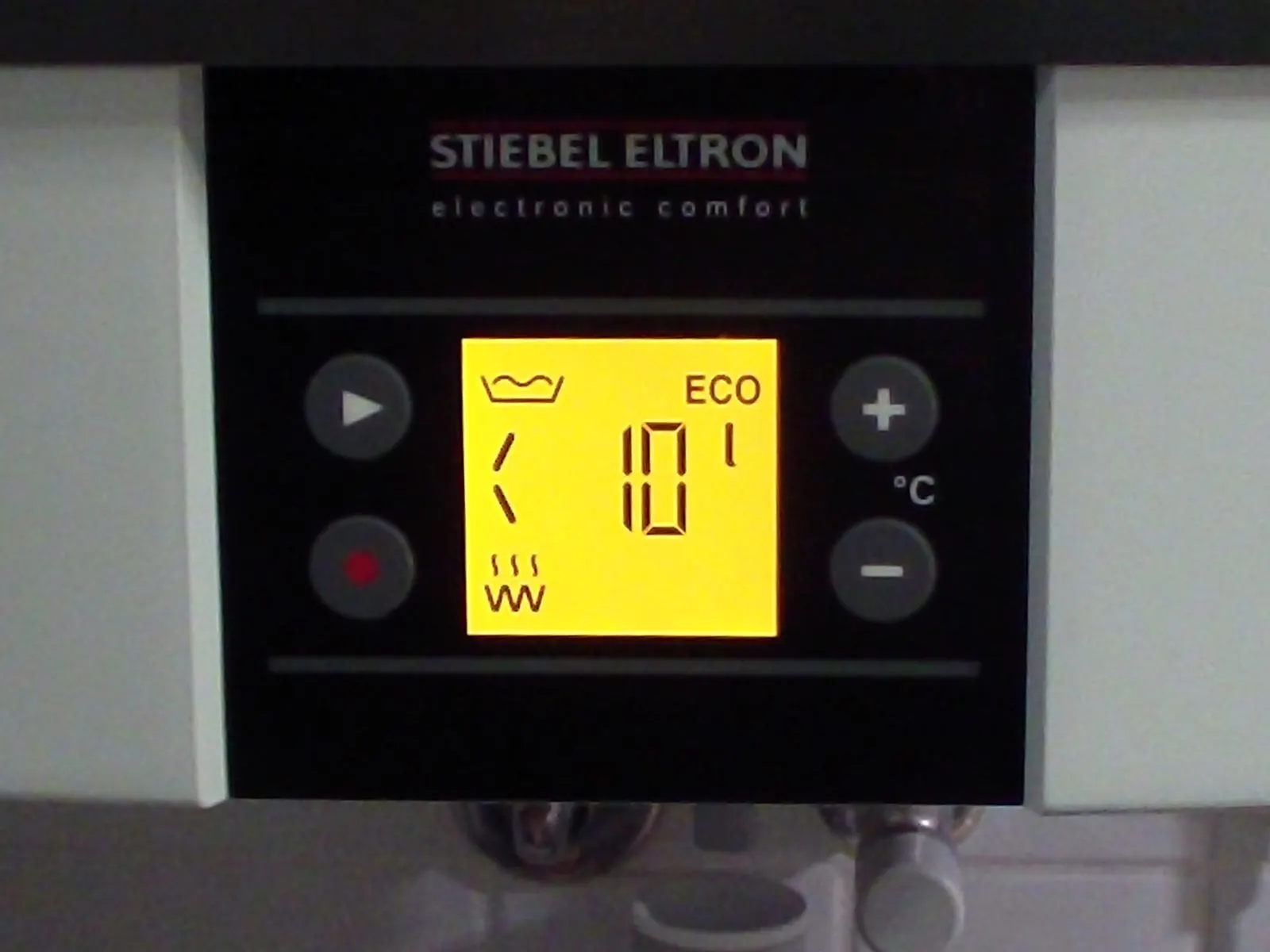 Pantalla digital y pictogramas del panel de control de un termo eléctrico