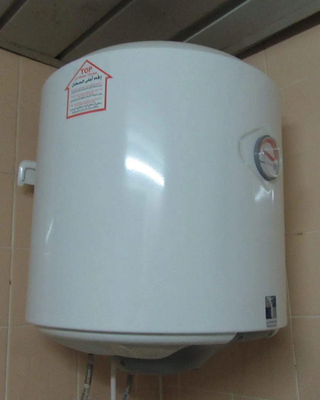 Termo eléctrico blanco de pared con termómetro frontal y etiqueta de advertencia